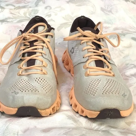 On Running Cloud x Cloudrunner Helion Grey / Peach Running Shoes Sz 9.5.