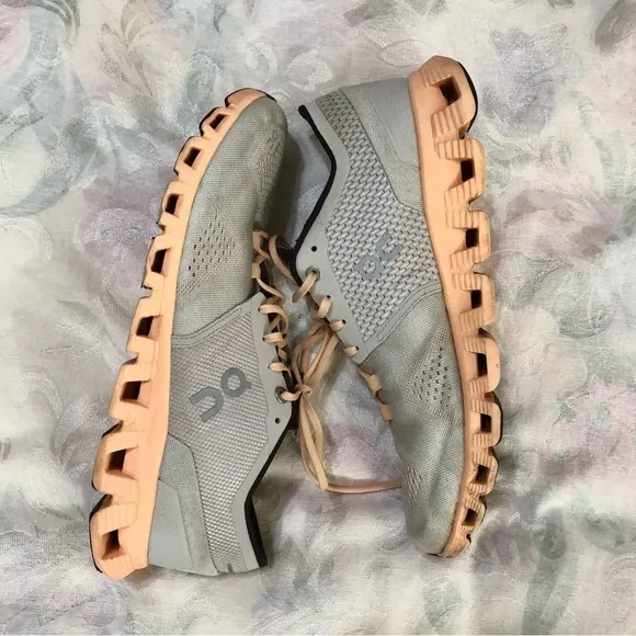 On Running Cloud x Cloudrunner Helion Grey / Peach Running Shoes Sz 9.5.