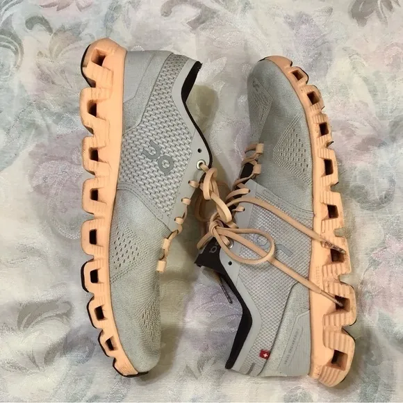 On Running Cloud x Cloudrunner Helion Grey / Peach Running Shoes Sz 9.5.