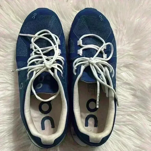 On running woman’s shoes