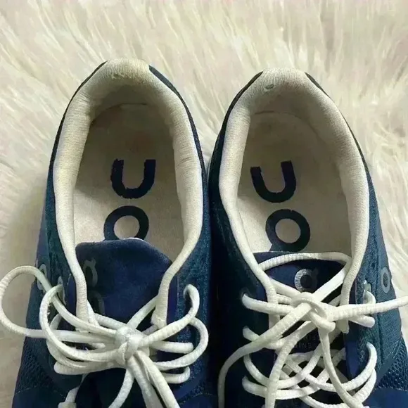 On running woman’s shoes