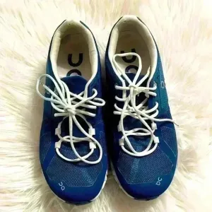 On running woman’s shoes