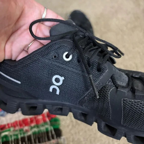 On Running women’s Black Running Shoes size 9.5 ON CLOUD