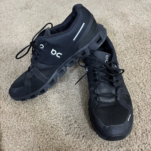 On Running women’s Black Running Shoes size 9.5 ON CLOUD