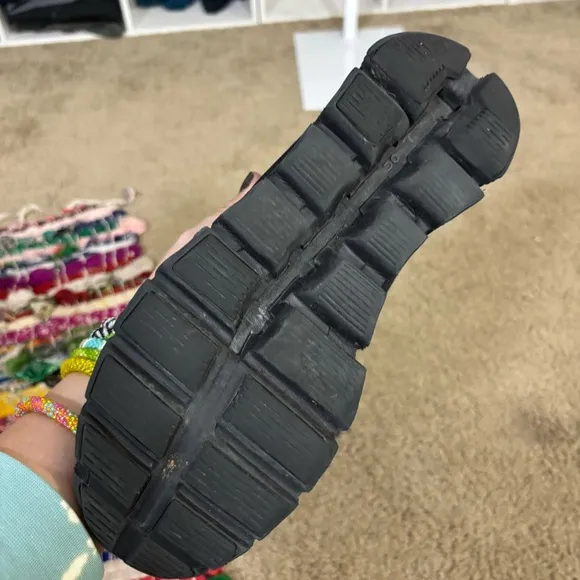 On Running women’s Black Running Shoes size 9.5 ON CLOUD