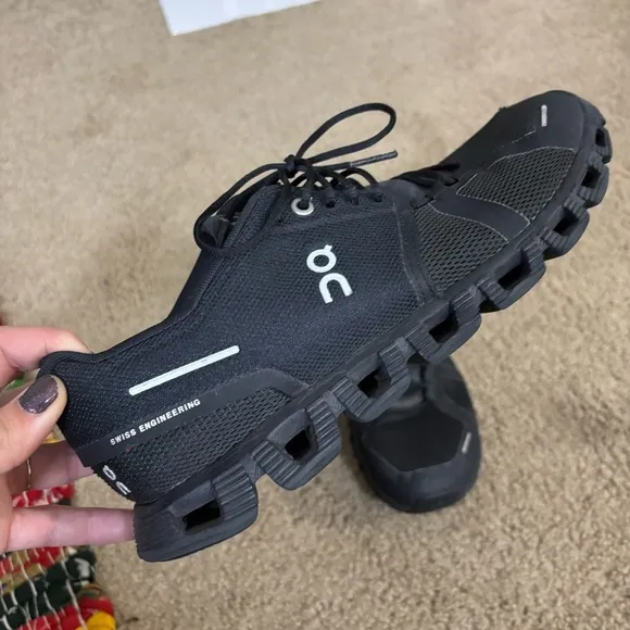 On Running women’s Black Running Shoes size 9.5 ON CLOUD