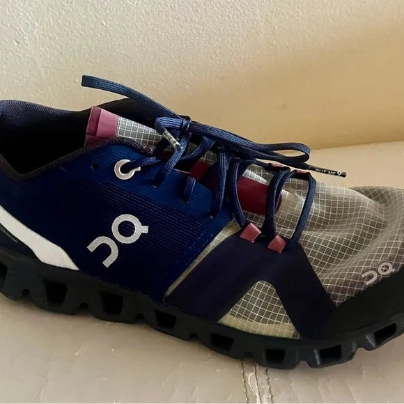 On Running Women's Navy and Pink Running Shoes size 7 W