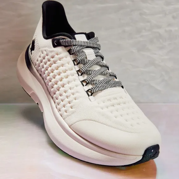 RABBIT DREAM CHASER MENS SIZE 10 White Athletic Running Shoes NWB