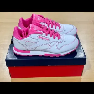 REEBOK CL LTHR Junior Running Shoes Sz. 5 Junior white/pink Brand New In Box.