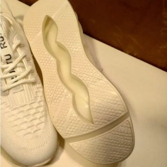 Runtu men’s running shoes. No size tag thinking a 10. White.NWB. Dragon scale.