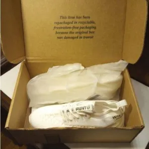 Runtu men’s running shoes. No size tag thinking a 10. White.NWB. Dragon scale.