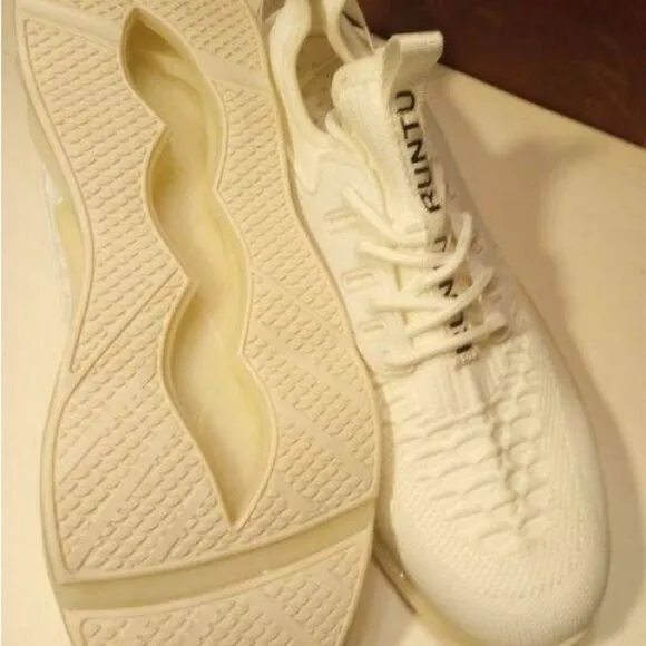 Runtu men’s running shoes. No size tag thinking a 10. White.NWB. Dragon scale.