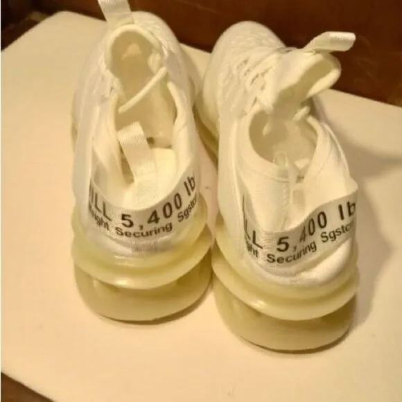 Runtu men’s running shoes. No size tag thinking a 10. White.NWB. Dragon scale.