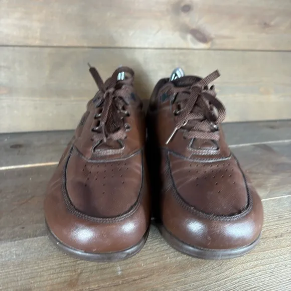 sas time out mens size 9.5 wide EE shoes brown leather comfort walking sneakers