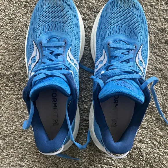 Saucony Triumph 21 running shoes