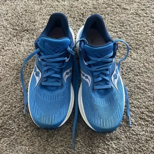 Saucony Triumph 21 running shoes