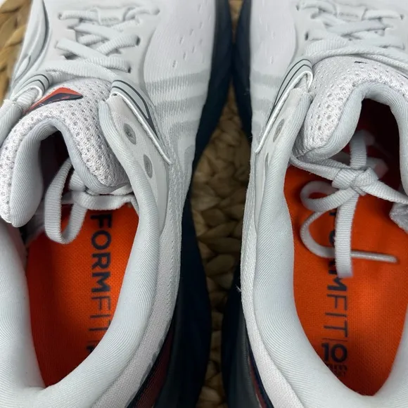 Saucony Triumph 22 Men's Running Shoes Cloud Navy Size 9.5 WIDE Men's