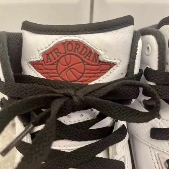 Size 6 - Jordan 1 Retro Red White OG immaculate condition