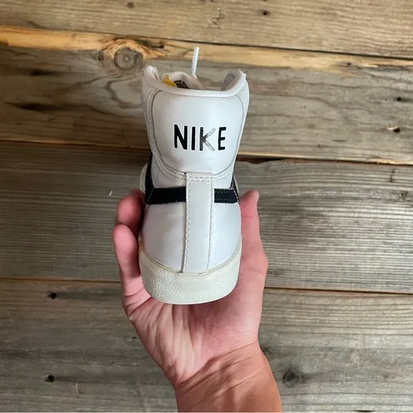 Size 9 Women Nike Blazer Mid 77 White Black Shoes Sneakers