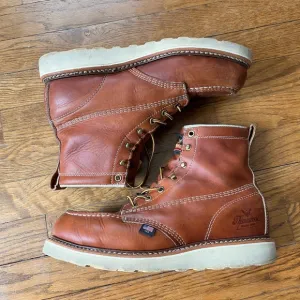 Thorogood AMERICAN HERITAGE – 6″ TOBACCO SAFETY TOE – MOC TOE MAXWEAR WEDGE™