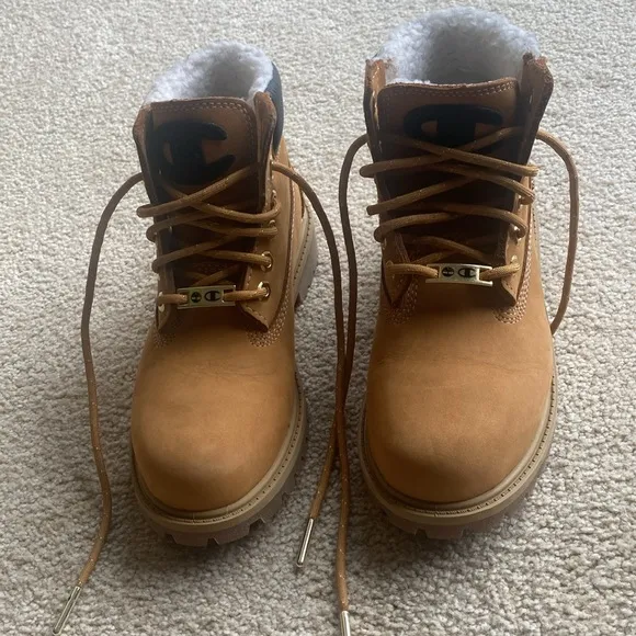 Timberland Champion 6 Inch Steel Toed Shoes in Boys 13.5 in Like- New Condition