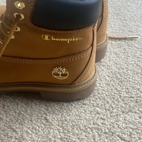 Timberland Champion 6 Inch Steel Toed Shoes in Boys 13.5 in Like- New Condition