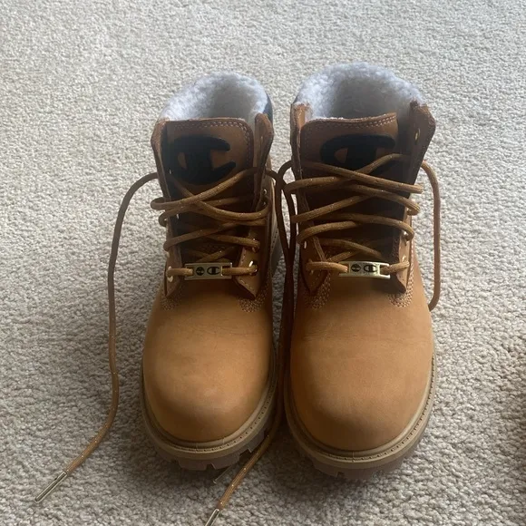 Timberland Champion 6 Inch Steel Toed Shoes in Boys 13.5 in Like- New Condition
