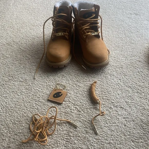 Timberland Champion 6 Inch Steel Toed Shoes in Boys 13.5 in Like- New Condition
