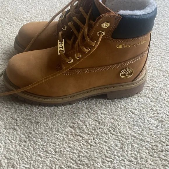 Timberland Champion 6 Inch Steel Toed Shoes in Boys 13.5 in Like- New Condition