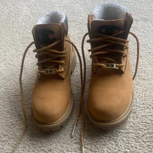 Timberland Champion 6 Inch Steel Toed Shoes in Boys 13.5 in Like- New Condition