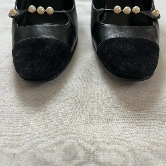 Vintage Chanel pearl accented heels 40.5 with velvet cap toe