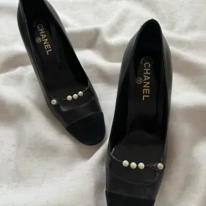 Vintage Chanel pearl accented heels 40.5 with velvet cap toe