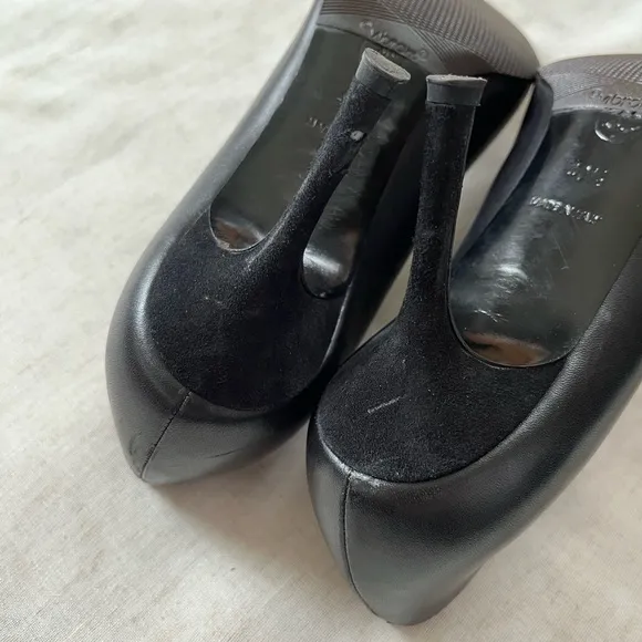 Vintage Chanel pearl accented heels 40.5 with velvet cap toe