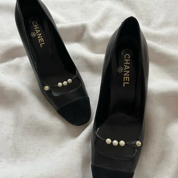 Vintage Chanel pearl accented heels 40.5 with velvet cap toe