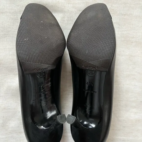 Vintage Chanel pearl accented heels 40.5 with velvet cap toe