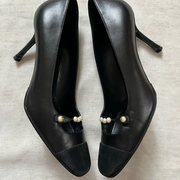 Vintage Chanel pearl accented heels 40.5 with velvet cap toe
