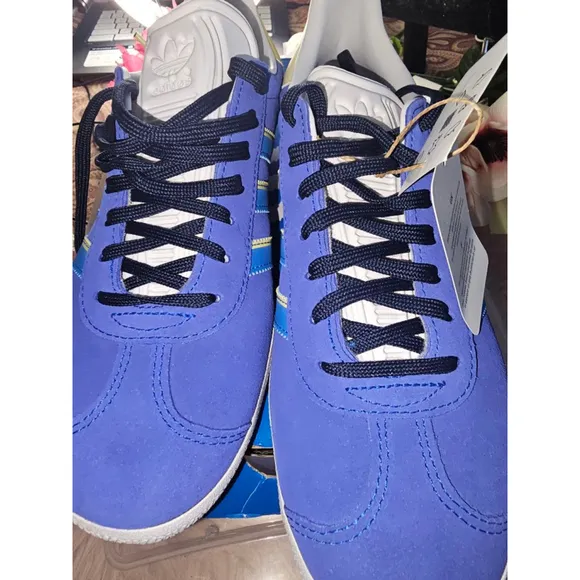 Women's Adidas Gazelle Sneakers Size 8.5 Blue