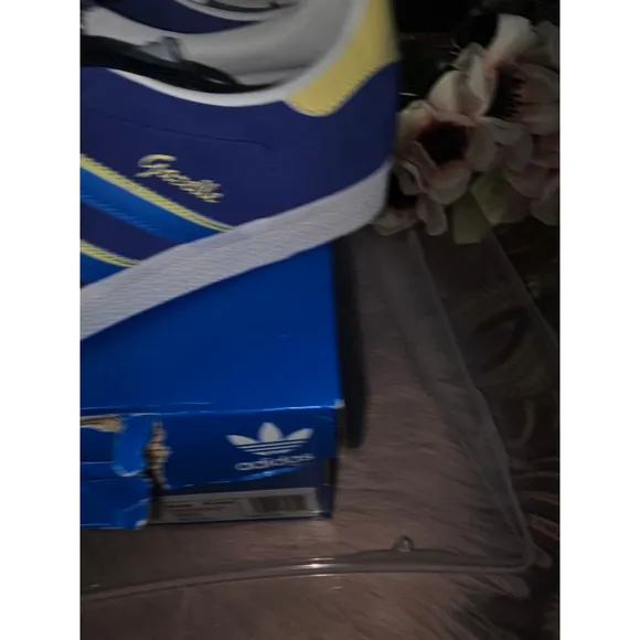 Women's Adidas Gazelle Sneakers Size 8.5 Blue