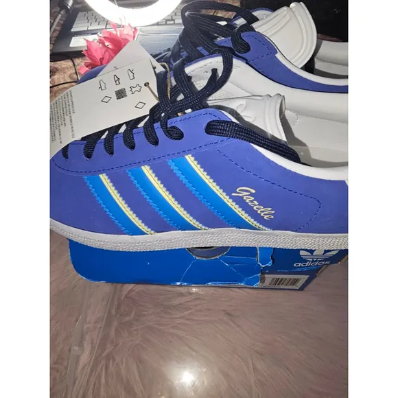 Women's Adidas Gazelle Sneakers Size 8.5 Blue