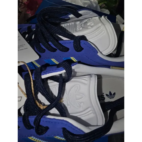 Women's Adidas Gazelle Sneakers Size 8.5 Blue