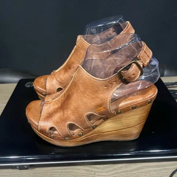 Women's Tan Leather Peep-Toe Shoes