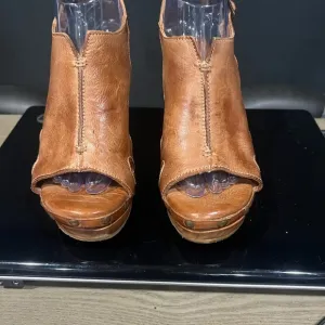 Women's Tan Leather Peep-Toe Shoes
